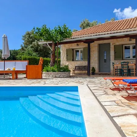 Sleeps 2 With Pool Air Con And Wifi * Φτερνό